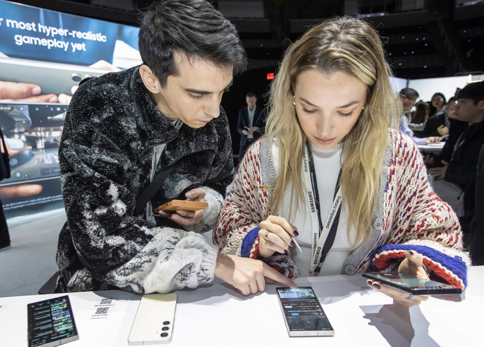 17일(현지시간) 미국 새너제이에 위치한 SAP센터에서 개최된 '갤럭시 언팩 2024'에서 관람객이 '갤럭시 S24' 시리즈로 실시간 통역 기능을 체험하고 있는 모습. [삼성전자 제공]