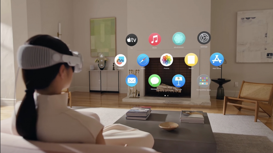 애플이 9년 만에 세상에 내놓은 신제품인 혼합현실(MR) 헤드셋 '비전 프로(Vision Pro)'가 사전 판매 3일 만에 예상치의 두 배 이상을 팔아치우며 인기를 누리고 있다. [애플 유튜브 갈무리]