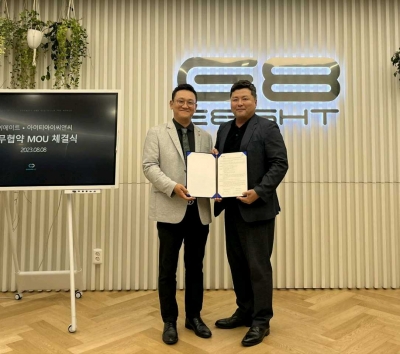김진현 이에이트 대표(우측)와 한치성 아이티아이씨앤씨 대표(좌측)가 MOU 체결 후 기념 촬영을 하고 있다. [사진=이에이트]