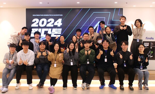 서울 강남구 소재 핀다 오피스에서 열린 핀다의 사내 해커톤 행사 '2024핀다톤' 시상식에서 수상자들이 기념 촬영을 하고 있다.