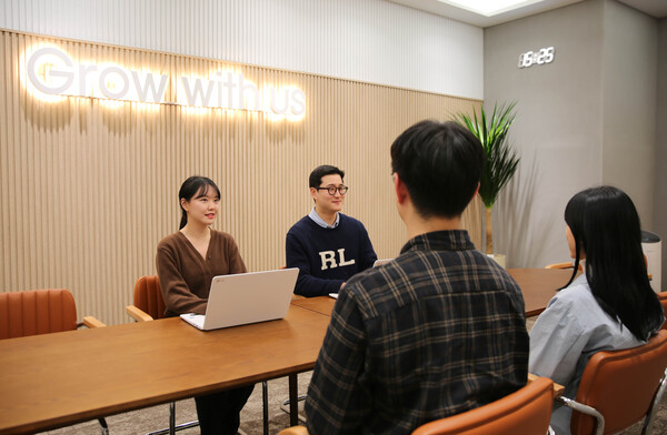 GS25 그롱면접관들이 실무진 면접을 보고 있는 연출 이미지.