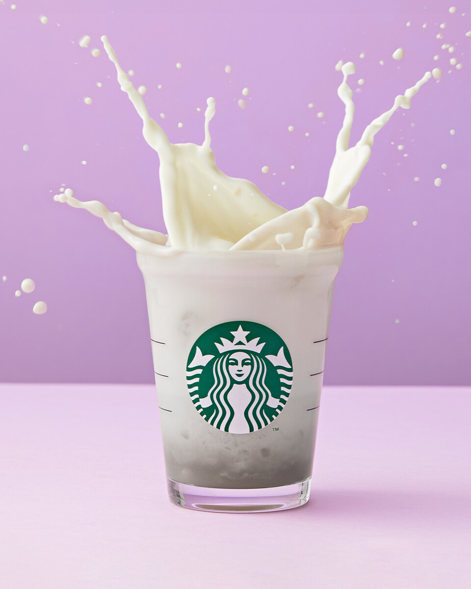 화이트 타로 라떼는 구황작물인 ‘타로’를 활용해 개발한 것으로, 카페인이나 색소가 첨가되지 않아 공복에도 부담 없이 즐기기 좋을 뿐만 아니라 작은 타로 알갱이를 더해 씹는 재미도 즐길 수 있는 것이 특징이다. [스타벅스 코리아]