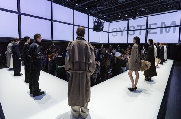 2024 F/W 파리 패션위크에서 진행한 시스템·시스템옴므 단독 프레젠테이션 모습이다.
