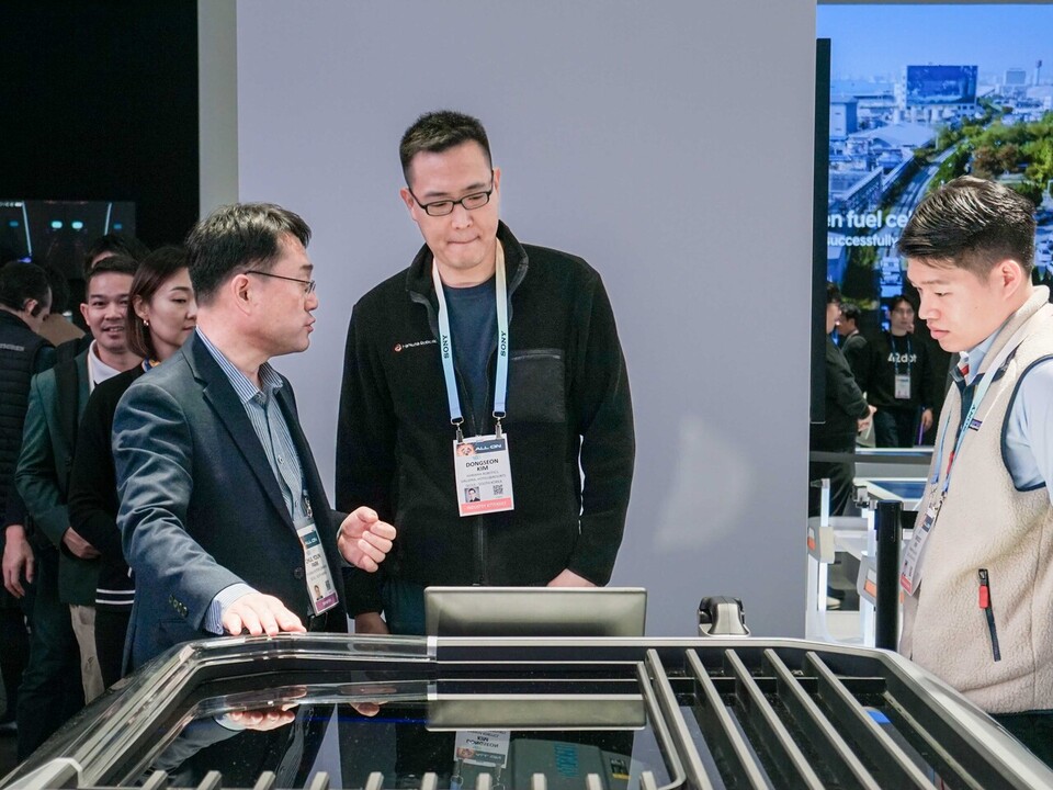 ‘CES2024’에 참석한 김동선 부사장이 푸드테크 부스를 둘러보고 있다. [한화 제공]