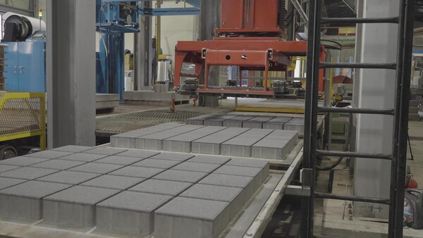 제로 시멘트 보도블록 생산 과정.