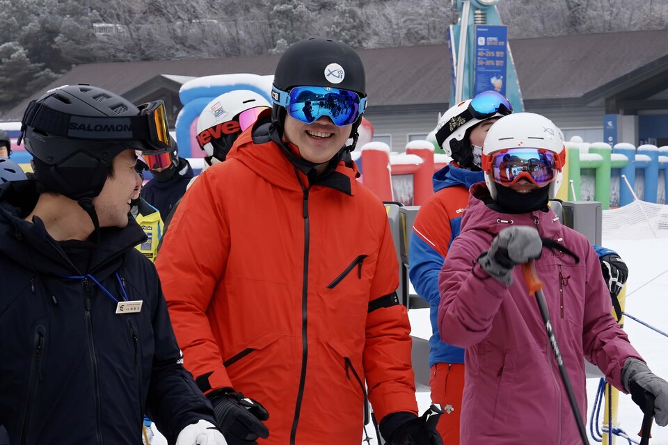 GS건설 허윤홍 대표가 17일 임직원들과 강원도 춘천시 엘리시안 강촌에서 스키행사를 진행하고 있는 사진. [GS건설 제공]