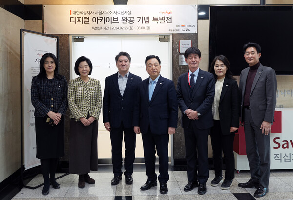 호반건설, 대한적십자사 사료전시실 ‘디지털 아카이브’ 구축 지원 기념 사진이다. 사진 왼쪽에서 두 번째부터 대한적십자사 정채영 부회장, 호반그룹 김세준 전무, 대한적십자사 김철수 회장이다.