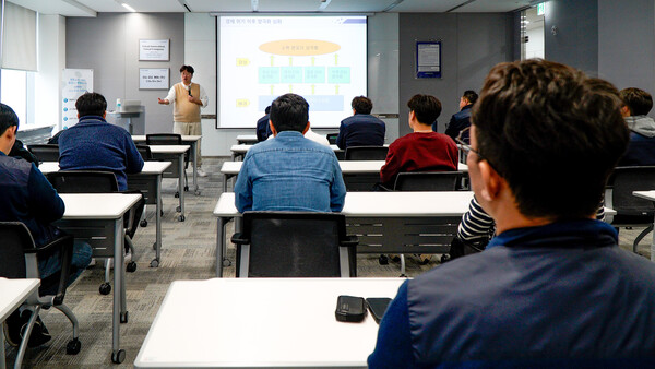 지난 21일 서울 여의도 유진기업 본사에서 수요지식회가 진행되고 있다.