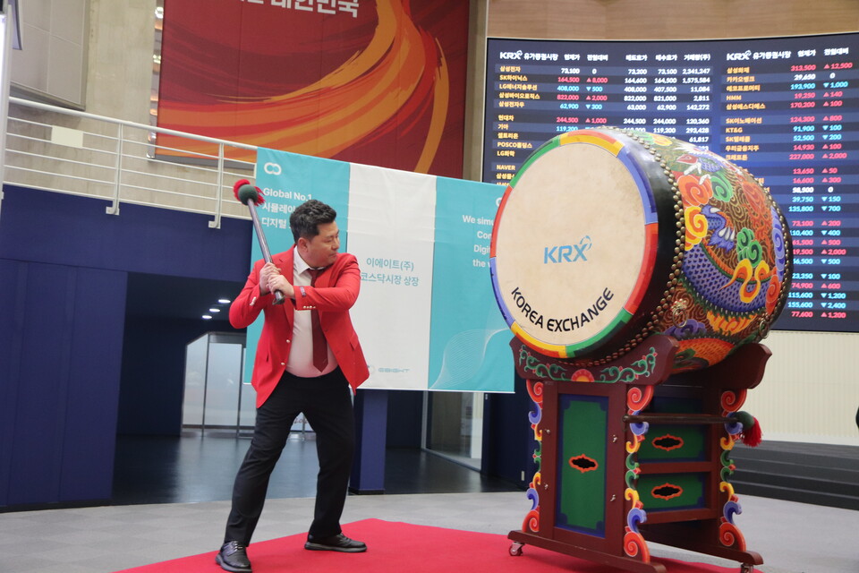 김진현 이에이트 대표가 타북 하고 있는 모습. [이에이트 제공]