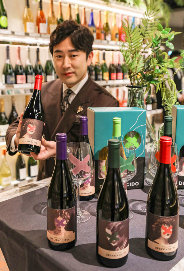 지난달 29일 오전, 서울 강남구에 위치한 현대백화점 무역센터점 지하1층 와인웍스 매장에서 수석 소믈리에가 '이달의 와인' 3월 상품을 소개하고 있다.