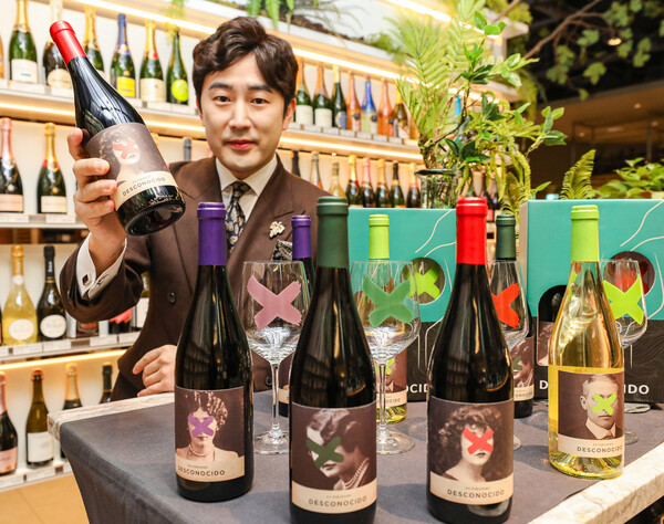 지난달 29일 오전, 서울 강남구에 위치한 현대백화점 무역센터점 지하1층 와인웍스 매장에서 수석 소믈리에가 '이달의 와인' 3월 상품을 소개하고 있다.