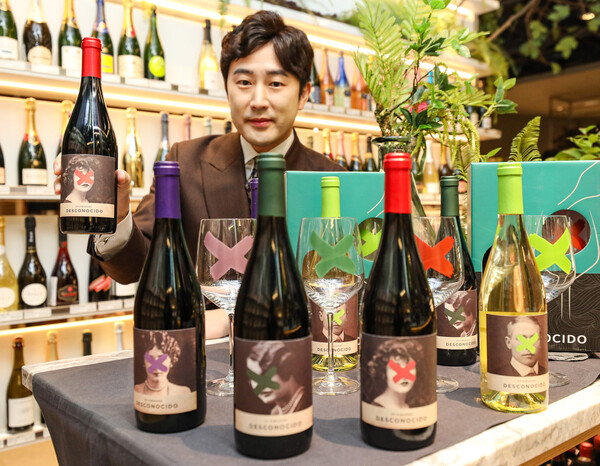 지난달 29일 오전, 서울 강남구에 위치한 현대백화점 무역센터점 지하1층 와인웍스 매장에서 수석 소믈리에가 '이달의 와인' 3월 상품을 소개하고 있다.