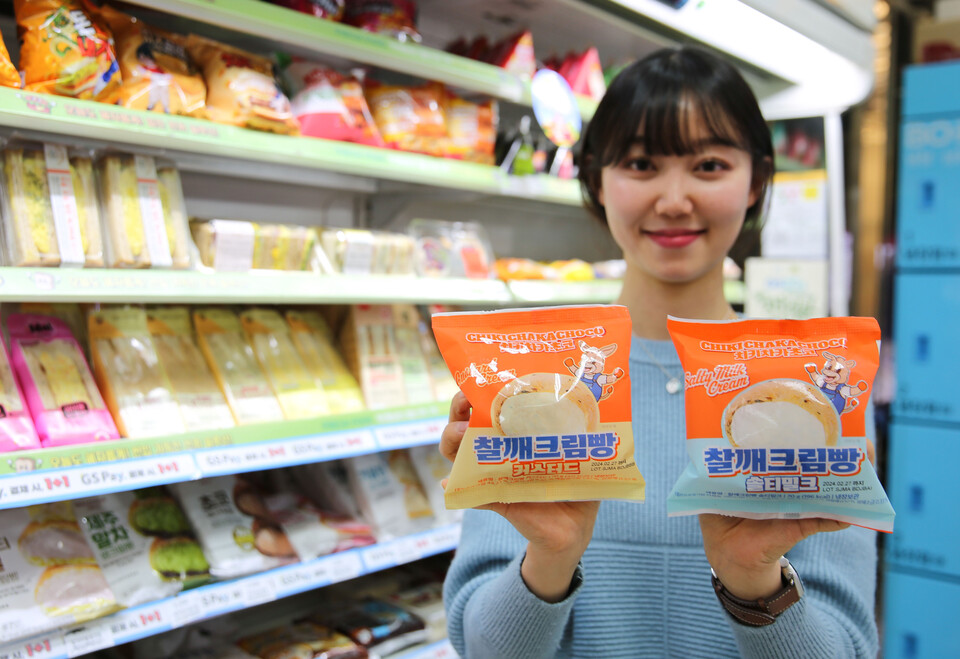 모델이 GS25의 신상 디저트 메뉴 찰깨크림빵 2종을 들고 포즈를 취하고 있다. [GS25 제공]