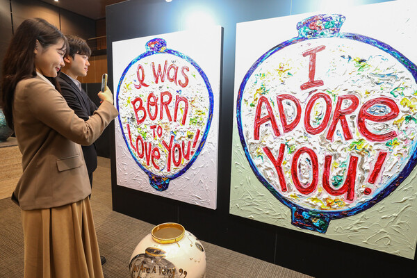 현대백화점 무역센터점 10층 문화홀에서 진행하는 '마음에 달을 품다, 문 위시(MoonWish)' 전시에서 고객들이 작품을 감상하고 있다. [현대백화점 제공]