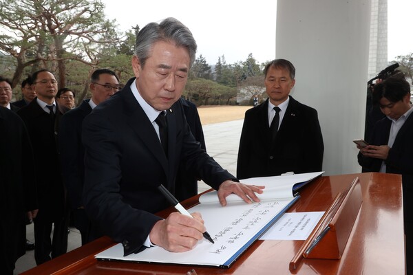 강호동 농협중앙회장이 7일 국립서울현충원을 참배한 뒤 방명록을 작성하고 있다.