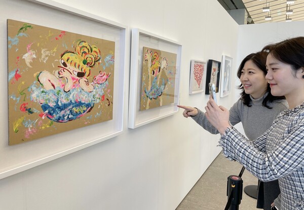 7일 오전, 서울시 양천구 목동점 7층 보타닉 하우스에서 진행중인 '보타닉 하우스 아트페어'에서 고객들이 작품을 관람하고 있다. [현대백화점 제공]