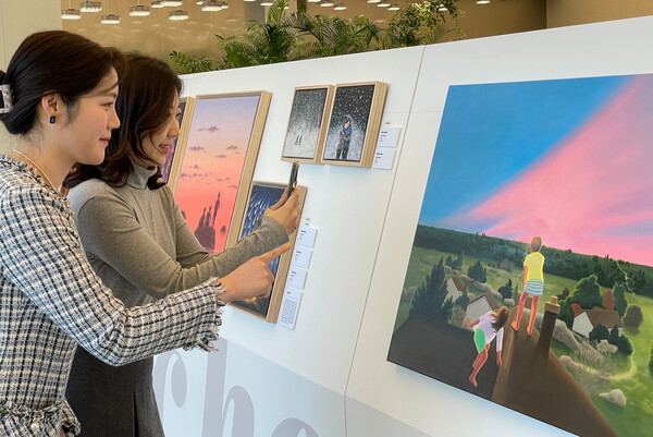 7일 오전, 서울시 양천구 목동점 7층 보타닉 하우스에서 진행중인 '보타닉 하우스 아트페어'에서 고객들이 작품을 관람하고 있다. [현대백화점 제공]