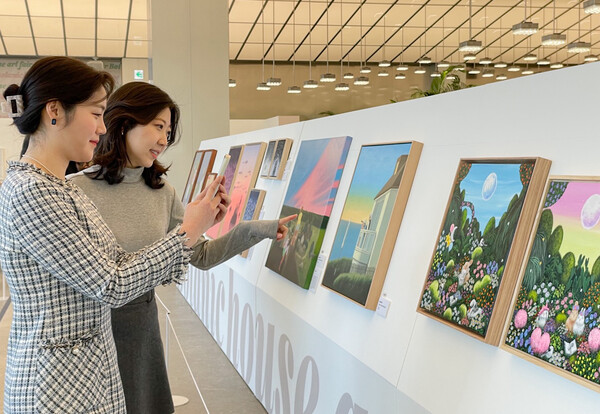 7일 오전, 서울시 양천구 목동점 7층 보타닉 하우스에서 진행중인 '보타닉 하우스 아트페어'에서 고객들이 작품을 관람하고 있는 모습이다. [현대백화점 제공]