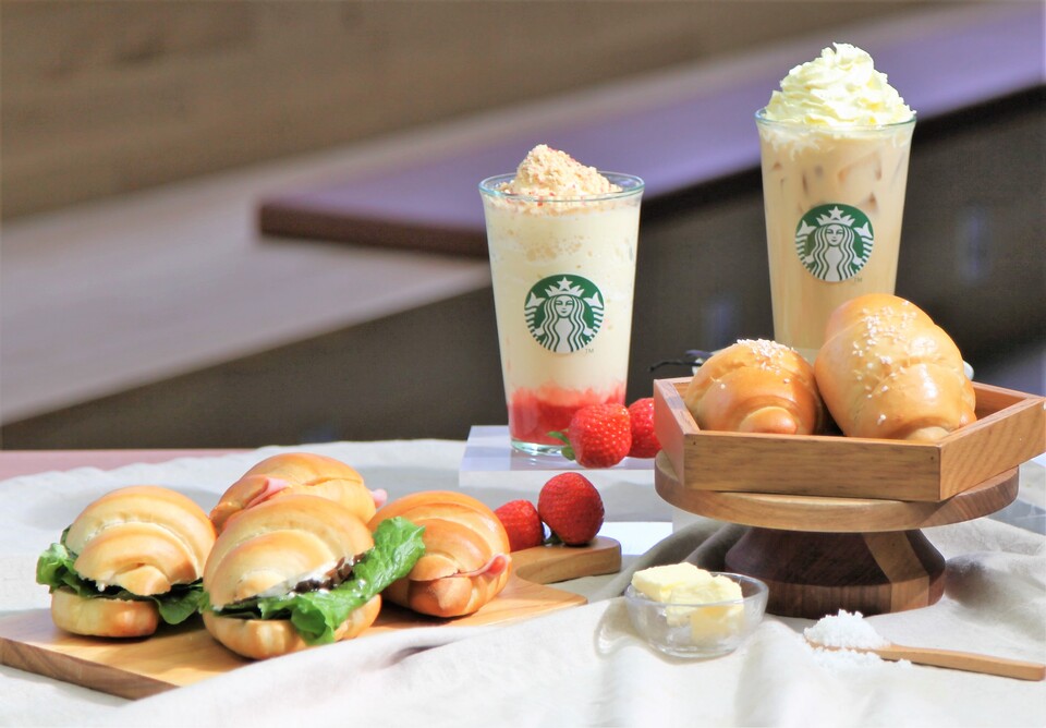 스타벅스가 지난달 29일 선보인 소금빵 3종이 출시 일주일 만에 25만 개 판매를 돌파했다. [스타벅스 제공]