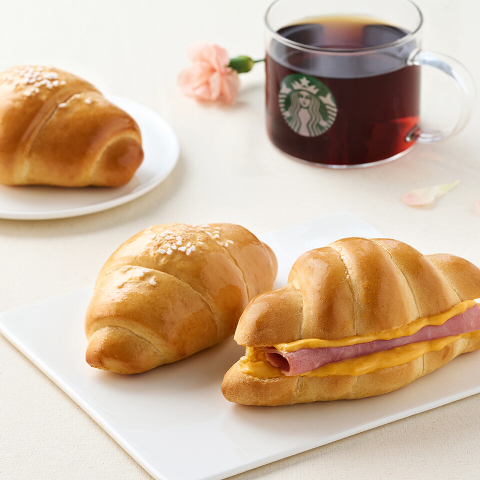 스타벅스가 지난달 29일 선보인 소금빵 3종이 출시 일주일 만에 25만 개 판매를 돌파했다. [스타벅스 제공]