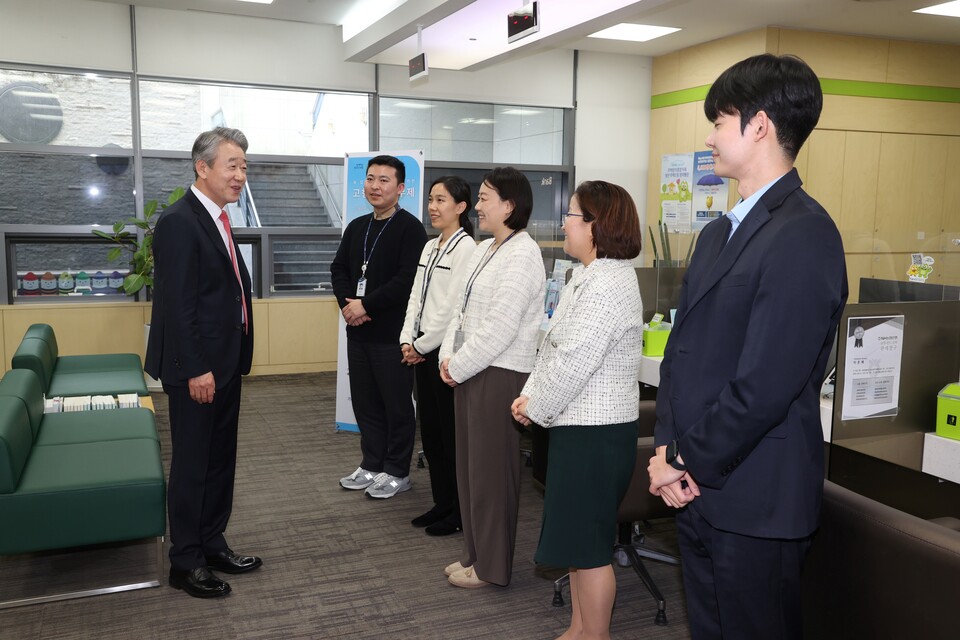강호동 농협중앙회장(왼쪽)은 7일 임기를 시작하면서 서울 중구 농협본부의 본관, 신관, 별관을 돌며 직원들과 인사하고 있다. [농협 제공]