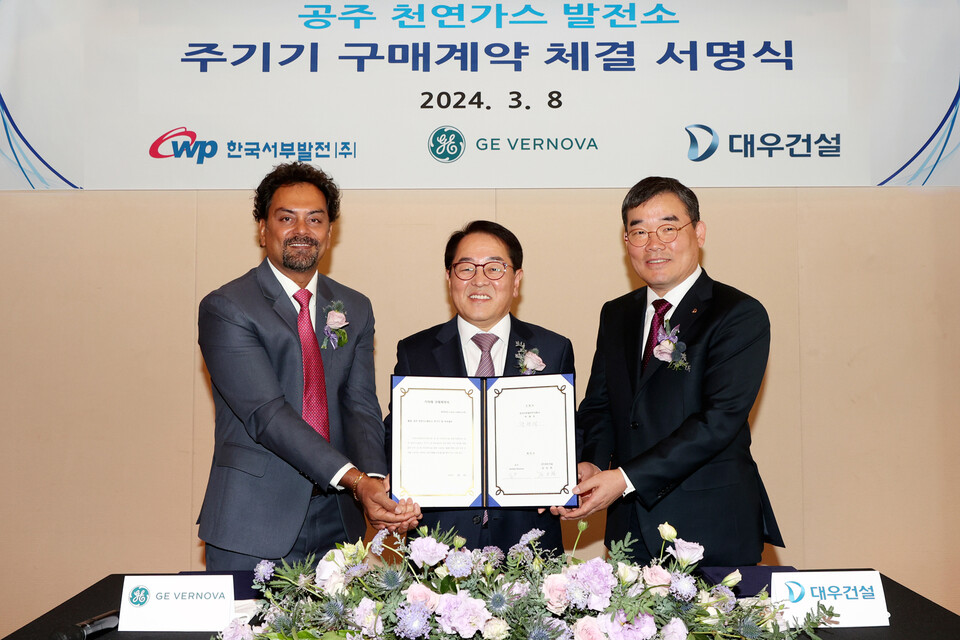 (왼쪽부터) Mr. Venkat Kannan GE 아시아 사장, 두번째 박형덕 한국서부발전 사장, 세번째 김보현 대우건설 부사장. [대우건설 제공]