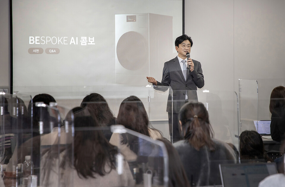 삼성전자 DA사업부 CX팀장 이무형 부사장이  '비스포크 AI 콤보'에 대해 설명하고 있다. [삼성전자 제공]