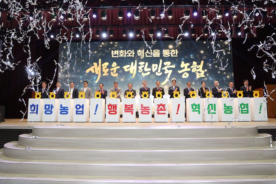 11일 서울 중구 농협중앙회 본관에서 열린 '강호동 제25대 농협중앙회장 취임식'에서 강호동 회장(오른쪽 여덟번째), 윤재옥 국민의힘 원내대표(오른쪽 아홉번째), 홍문표 국회의원(오른쪽 일곱번째), 한훈 농식품부 차관(오른쪽 여섯번째) 등이 기념퍼포먼스하면서 기념촬영하고 있다. [농협중앙회 제공]