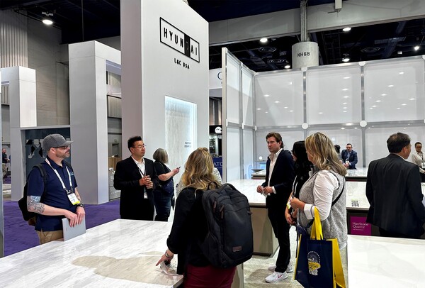 미국 라스베이거스에서 개최된 북미 최대 주방·욕실 박람회 'KBIS 2024'에서 방문객들이 현대L&C의 제품을 살펴보는 모습이다.