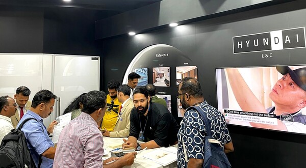 인도 벵갈로르에서 개최된 인도 대표 가구 박람회 'Indiawood'에서 방문객들이 현대L&C의 제품을 살펴보는 모습이다.