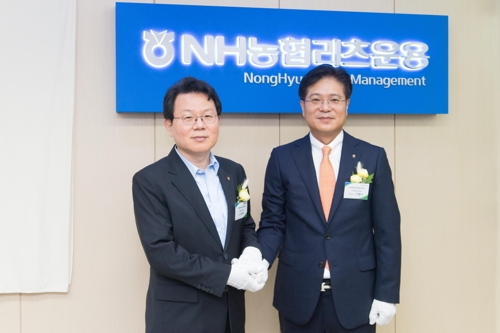 서철수 NH농협리츠운용 대표(오른쪽). 지난 2018년 7월 서울 영등포구 국제금융로에 있는 NH농협리츠운용 본사에서 열린 NH농협리츠운용 출범식에서 김광수 NH농협금융지주 회장(왼쪽)과 서철수 NH농협리츠운용 초대 대표가 악수하고 있다. [NH농협금융지주 제공]