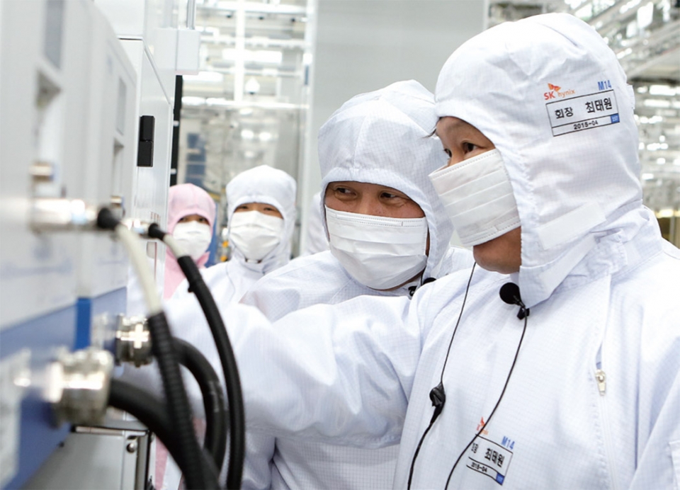최태원 SK그룹 회장(오른쪽)이 지난 2015년 8월 당시 경기도 이천 SK하이닉스 M14 공장 준공을 앞두고 생산 설비 가동 준비 상황을 점검하고 있다. [SK그룹 제공]