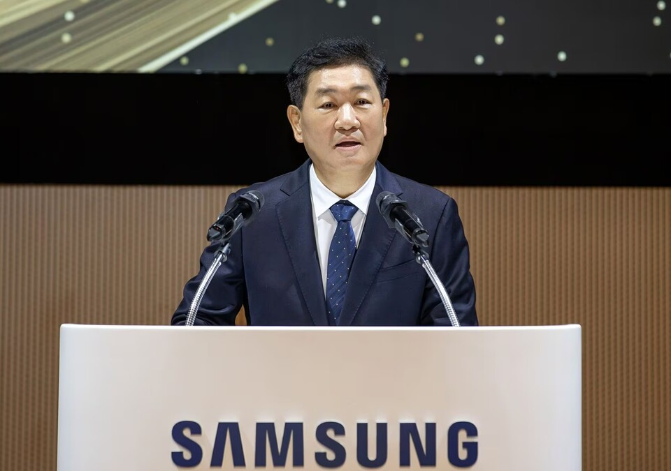 한종희 삼성전자 대표이사 부회장이 경기도 삼성전자 수원 디지털시티에서 열린 삼성전자 창립 54주년 기념식에서 기념사를 하고 있다. [삼성전자 제공]