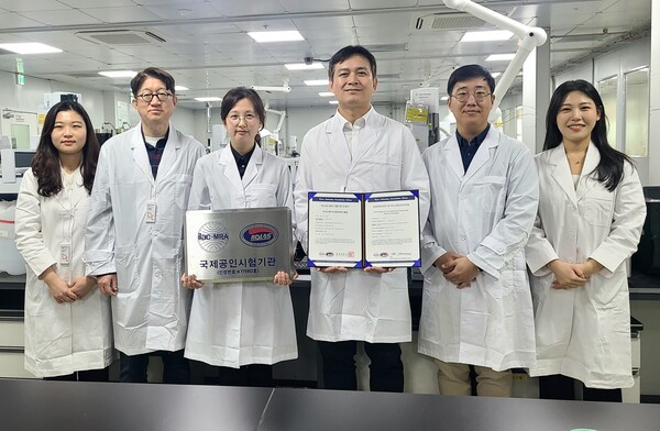 SK이노베이션 환경과학기술원 구성원들이 RoHS 국제공인시험기관 자격 인증 획득을 소개하고 있다.