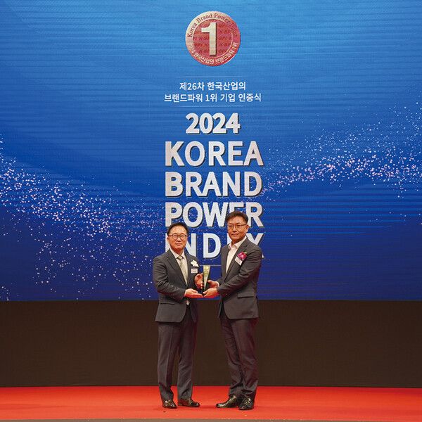 지난 26일 서울 중구 신라호텔에서 열린 ‘2024 한국산업의 브랜드파워(K-BPI) 인증식’에서 박도영 정식품 영업마케팅부문장(오른쪽)과 한수희 한국능률협회컨설팅 대표(왼쪽)가 인증패 수여 후 기념촬영을 하고 있다.