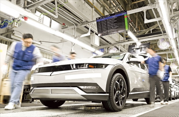 현대자동차의 첫 전용 전기차 아이오닉5를 생산하는 울산 1공장 2라인. 작업자들이 완성된 아이오닉5의 품질을 최종 점검하고 있다. [현대자동차 제공]