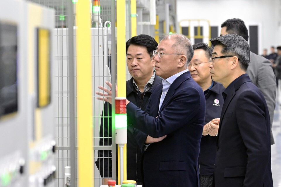 기아 광명 EVO 플랜트를 둘러보고 있는 정의선 회장. [현대차 제공]