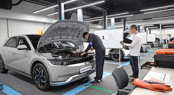 현대자동차가 글로벌 최고 수준의 서비스 엔지니어 양성을 위한 ‘2023 그랜드마스터 인증 평가’를 실시했다. 현대차 천안 글로벌 러닝센터에서 진행된 ‘2023 그랜드마스터 인증 평가’ 2차 실기 평가 현장. (사진=현대차)