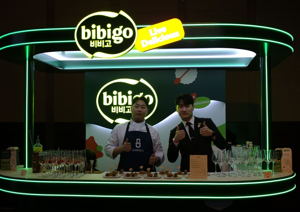 26일 그랜드 인터컨티넨탈 서울 파르나스 호텔에서 열린 'Asia’s 50 Best Restaurants 2024' 시상식에 마련된 CJ제일제당 비비고 부스에서 퀴진케이 소속 영셰프들이 비비고 제품을 활용해 개발한 'K-푸드 케이터링' 메뉴를 선보이고 있다. [CJ 제일제당 제공]