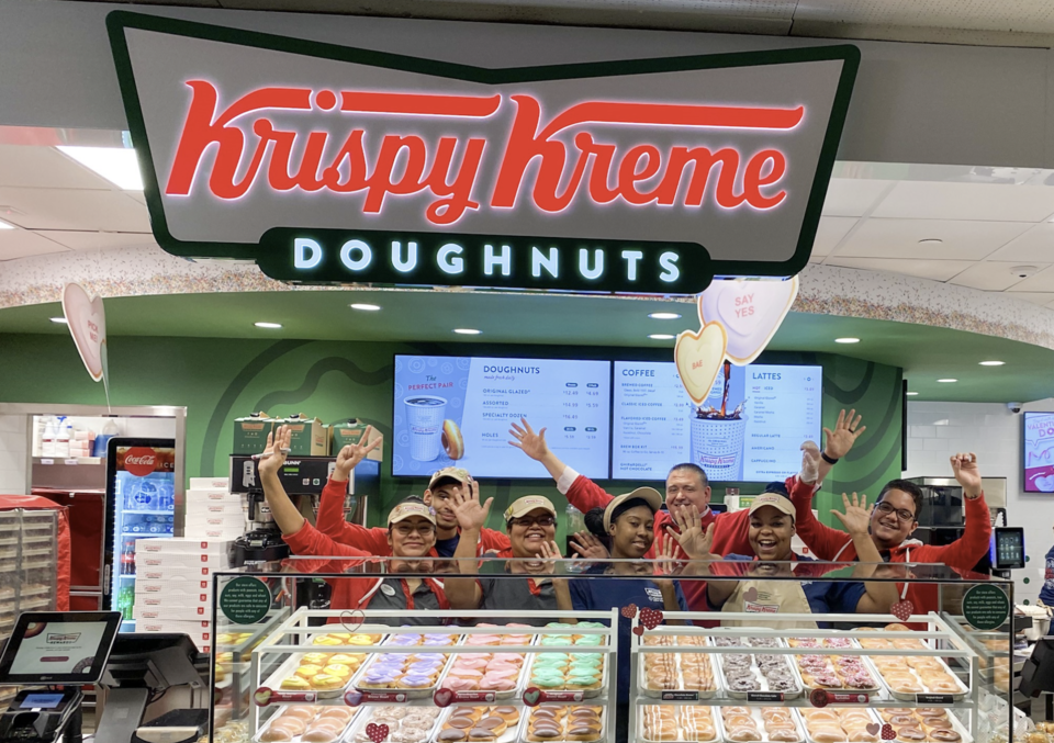 크리스피크림 매장에서 직원들이 기념사진을 찍고 있다. [크리스피크림 제공]