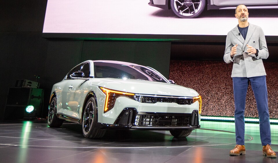 기아 글로벌디자인담당 카림 하비브(Karim Habib) 부사장이 더 기아 K4를 소개하는 모습. [기아 제공]