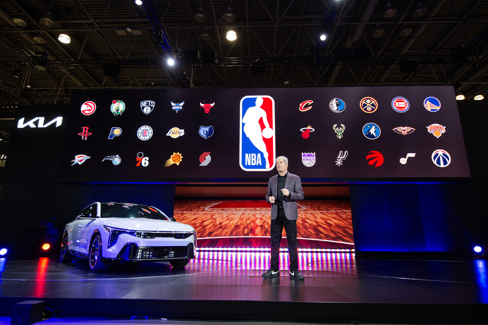 기아 미국판매법인 마케팅담당(상무) 러셀 와거(Russell Wager)가 더 기아 K4를 소개하는 모습. [기아 제공]