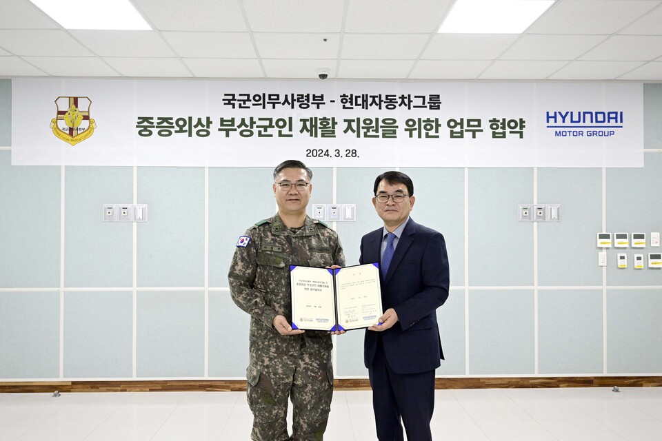 (왼쪽부터) 국군의무사령관 하범만 준장, 기아 특수사업부장 김익태 전무가 기념 촬영을 하는 모습. [현대차 제공]