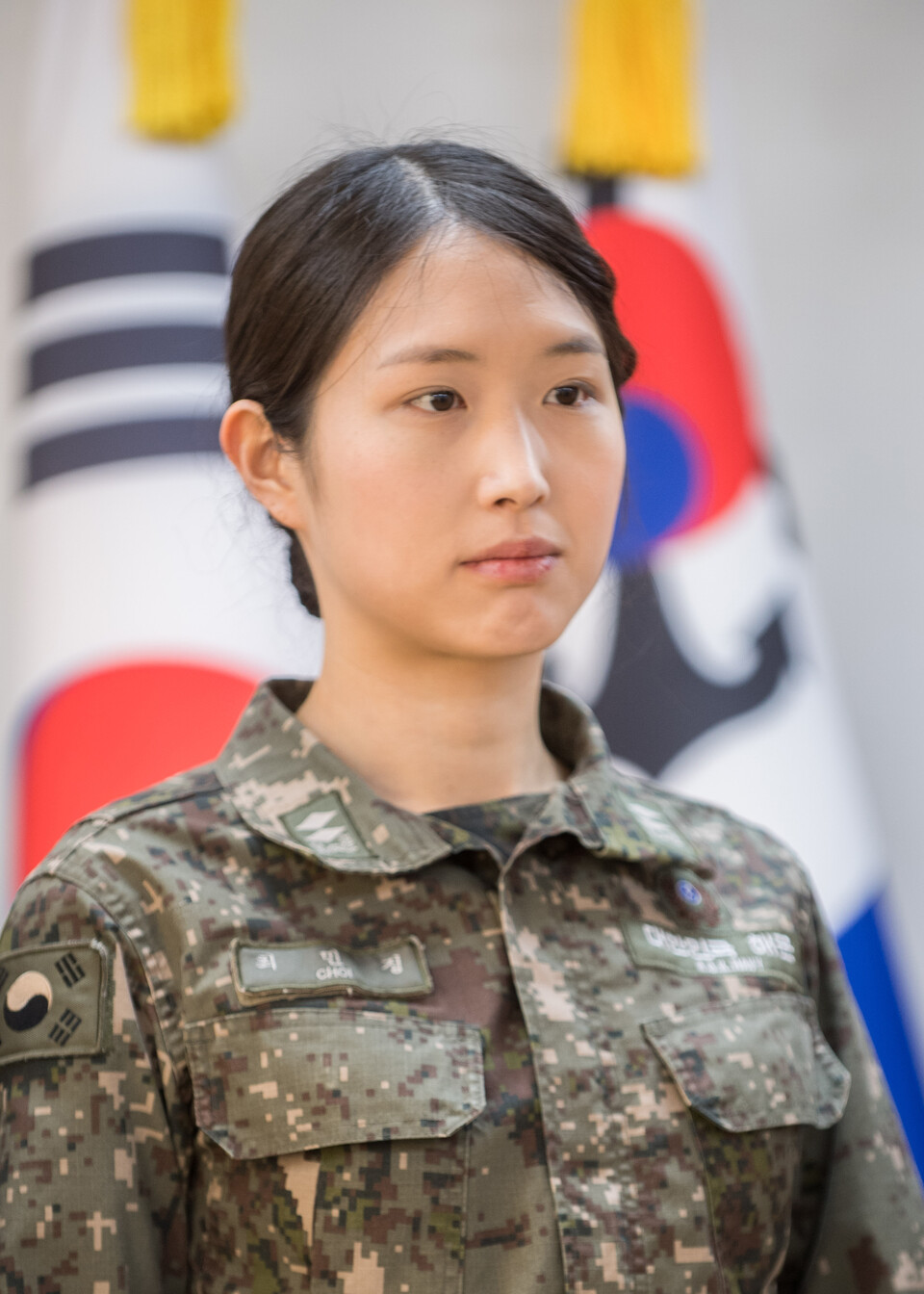 지난 2017년 11월 30일 인천 중구 해군인천해역방어사령부에서 최민정 중위가 소속 부대장인 박동선(준장) 해군인천해역방어사령관에게 전역 신고를 하고 있다. [해군 제공]