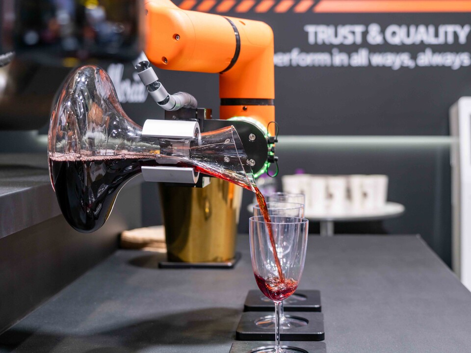 더 플라자 김슬기 소믈리에의 디켄팅과 브리딩 모션을 재현한 협동로봇. [한화로보틱스 제공]