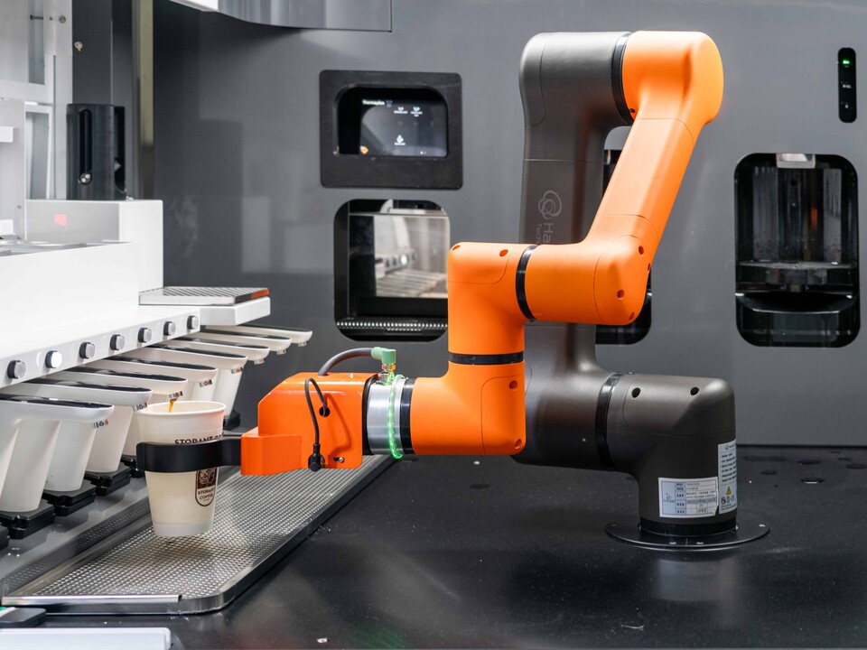 협동로봇을 활용한 바리스타 로봇. [한화로보틱스 제공]