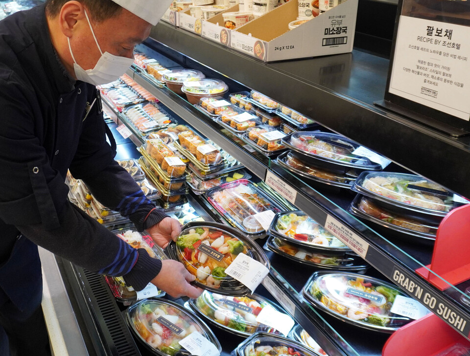 이마트의 즉석조리코너 키친델리가 조선호텔 중식당의 레시피를 더해 신제품 2종 '팔보채, 난자완스 recipe by 조선호텔'을 출시했다. [이마트 제공]