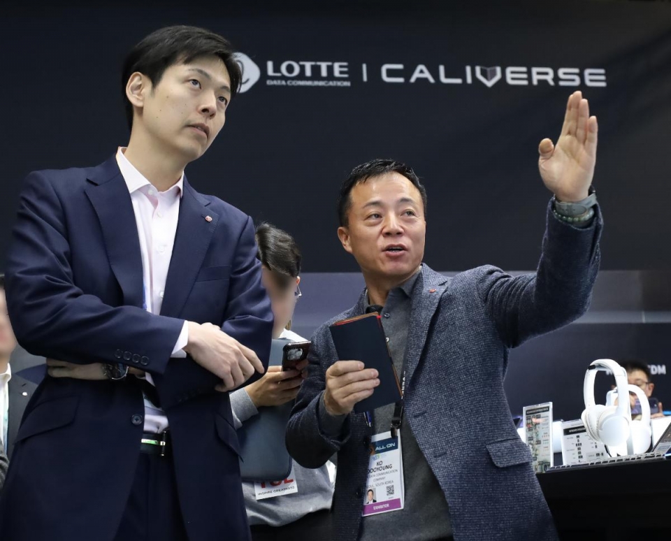 신유열 롯데지주 미래성장실장이 9일(현지시간) 미국 라스베이거스에서 개막한 'CES 2024' 롯데정보통신 부스를 찾아 관계자들로부터 설명을 듣고 있다. [롯데정보통신 제공]