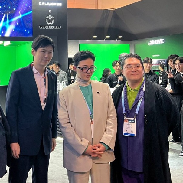 (왼쪽부터) 신유열 롯데지주미래성장실장, 지드래곤, 최용호 갤럭시코퍼레이션 대표가 세계 최대 가전·정보기술(IT) 전시회 CES 2024 첫날인 9일(현지시간) 미국 라스베이거스 컨벤션센터(LVCC)을 찾아 기념촬영을 하고 있다. [갤럭시코퍼레이션 제공]