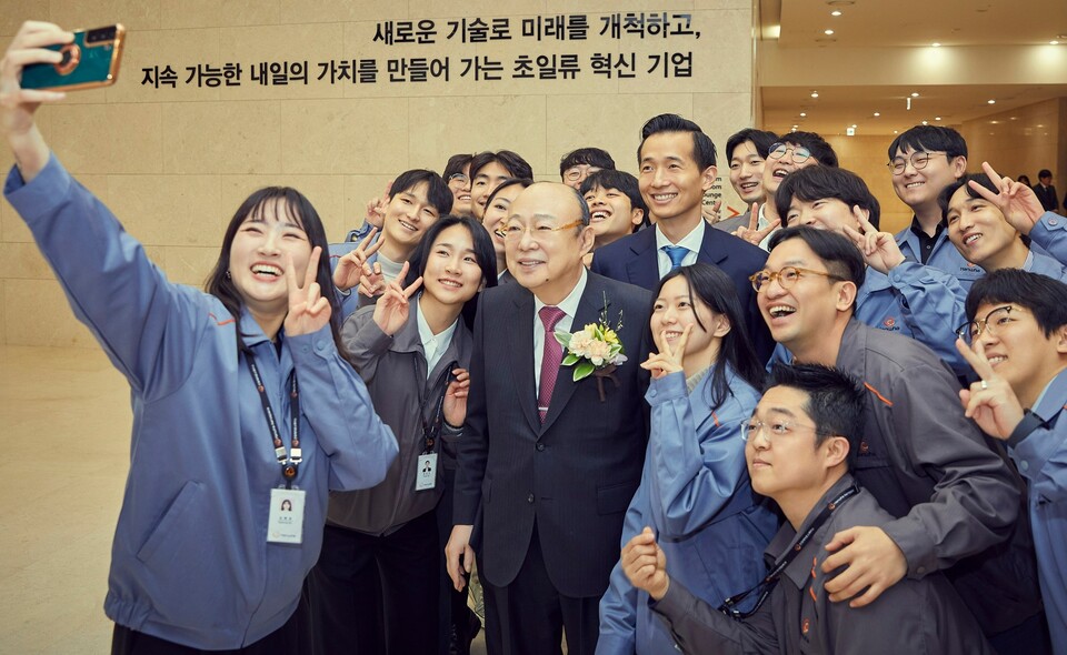 김승연 한화그룹 회장이 지난 지난달 29일 한화에어로스페이스 대전 R&D캠퍼스를 전격 방문했다. [한화 제공]